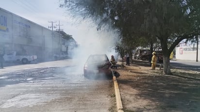 Dos vehículos estacionados se incendiaron en el Parque Industrial de Gómez Palacio; no hubo personas lesionadas.