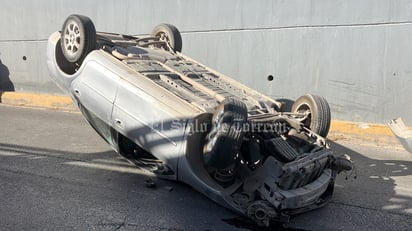 Se registró una volcadura en el desnivel que se encuentra por la carretera a Mieleras, en Torreón.