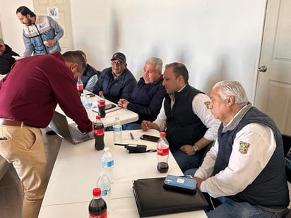 Se llevó a cabo una reunión entre las autoridades.