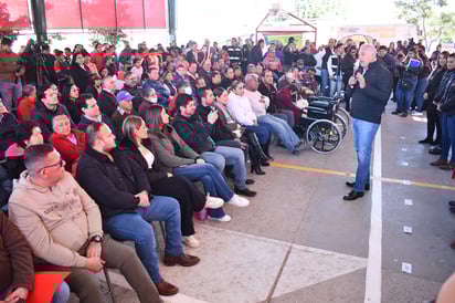 El alcalde Román Cepeda se dirige ante los asistentes a la jornada de las brigadas. (FERNANDO COMPEÁN)