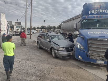 Choque entre tráiler de la empresa Pilgrims y una camioneta Dodge Journey. (EL SIGLO DE TORREÓN)