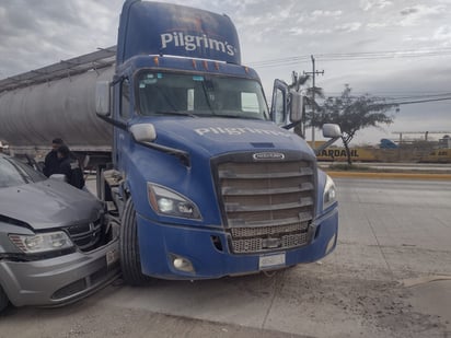 Choque entre tráiler de la empresa Pilgrims y una camioneta Dodge Journey. (EL SIGLO DE TORREÓN)