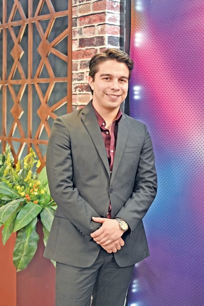 A Carlos Eduardo le quita el sueño poder presentarse en grandes escenarios, pero mientras lo logra, se presenta en restaurantes locales. (VERÓNICA RIVERA / EL SIGLO DE TORREÓN)