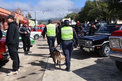 Vigilancia durante exhibición de autos clásicos. (ISABEL AMPUDIA)