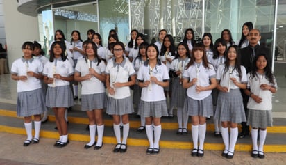 Grupo de flautistas de la Secundaria Técnica 74 de Gómez Palacio (CORTESÍA)