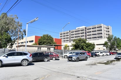 Entre semana hay una gran cantidad de vehículos estacionados en los alrededores de las clínicas No. 16 y 71 del IMSS de Torreón. (FERNANDO COMPEÁN / EL SIGLO DE TORREÓN)