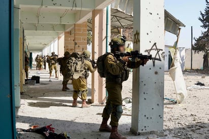 Soldados israelíes en Jan Yunis. (EFE)