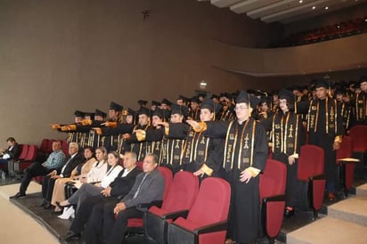 La ceremonia tuvo lugar en el Auditorio Municipal y fueron 80 alumnos de ingenierías en Tecnología Ambiental, Agroindustrial, Electrónica y Telecomunicaciones, así como Manufactura, además 87 alumnos de licenciatura en Comercio Internacional y Aduanas.