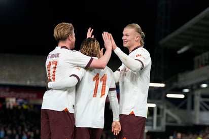 Erling Haaland del Manchester City celebra con sus compañeros tras anotar su tercer gol en el encuentro ante el Luton en la quinta ronda de la Copa FA el martes 27 de febrero del 2024. (AP Foto/Alastair Grant)