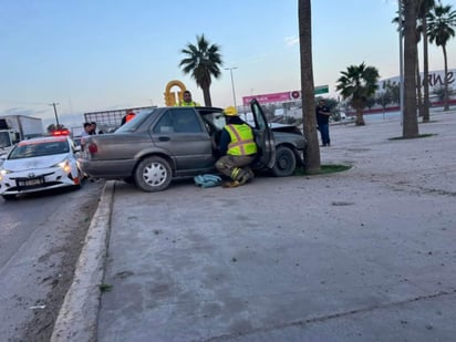 Acudieron elementos del cuerpo de bomberos, personal de Tránsito y Vialidad, paramédicos de Cruz Roja así como peritos del Tribunal de Justicia Municipal. (EL SIGLO DE TORREÓN)