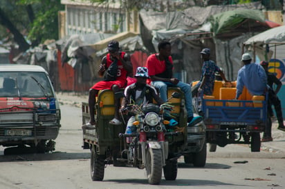 Algunas personas circulan por las calles a pesar del temor ante la violencia de las pandillas en Puerto Príncipe. (ARCHIVO)