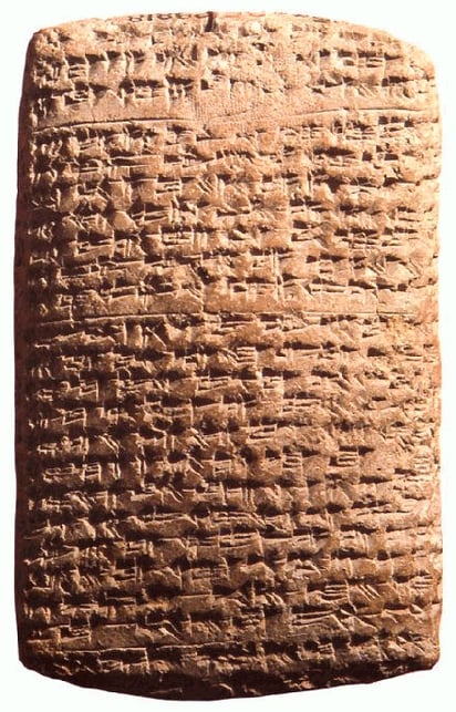 Una de las cartas de Amarna con escritura cuneiforme grabada en una tablilla de arcilla.