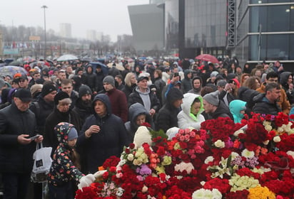 Rusos conmemoran a víctimas del atentado en el Crocus City Hall. (EFE)