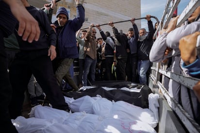 Palestinos ven a sus familiares asesinados por un ataque israelí en la Franja. (AP)