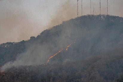 Vista del incendio en el cerro Mactumatzá. (EFE)