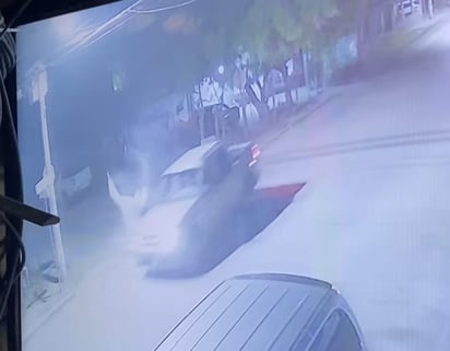 Mujer es impactada por camioneta cuando cruzaba la calle.  (RENÉ ARELLANO)