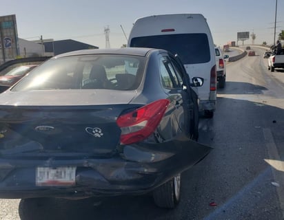 El sedán chocó contra una camioneta tipo van de la marca Toyota. (EL SIGLO DE TORREÓN)
