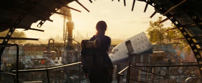 En esta imagen proporcionada por Prime Video, Ella Purnell en una escena de 'Fallout'. (Prime Video via AP)

