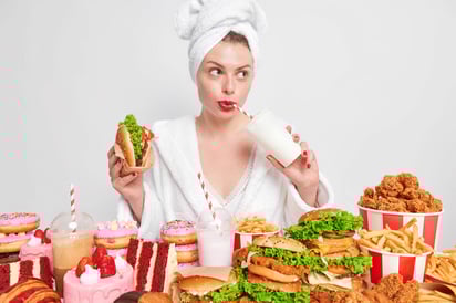 El exceso de alimentos es una forma de dañar el sistema digestivo. Imagen: Freepik