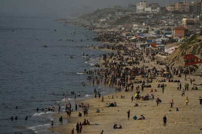 Desplazados palestinos en la playa de Deir Al Balah en la Franja. (EFE)