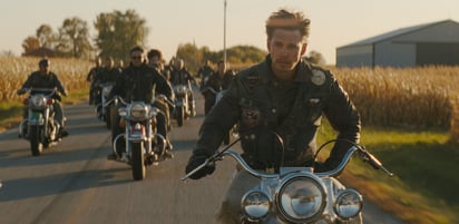 En esta imagen proporcionada por Focus Features, Austin Butler en una escena de 'The Bikeriders'. (Focus Features vía AP)


