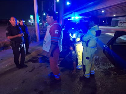 El vehículo del hombre, de la marca Ford, línea Fiesta, fue removido con apoyo de una grúa. (EL SIGLO DE TORREÓN)