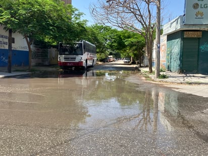 Al liberar el taponamiento de la válvula del tanque El Consuelo,se incrementó la presión de agua y ocasionó las fugas.