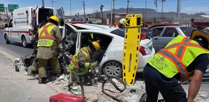 Cuerpos de rescate trabajan para liberar al conductor del Nissan Versa. (EL SIGLO DE TORREÓN)
