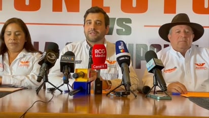 Rueda de prensa de la candidata de Movimiento Ciudadano por Múzquiz, Mónica Escalera y por Piedras Negras, Anselmo Elizondo, acompañados del líder de MC, Alfonso Danao. (ISABEL AMPUDIA)