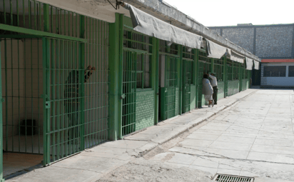 Hombre es detenido por robar alimentos de una miscelánea; amenazó al encargado con un cuchillo