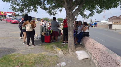 Activistas de FAMUN salieron durante la mañana de este jueves hacia la Ciudad de México para participar en la Marcha Nacional de Madres Buscadoras. (RENÉ ARELLANO)