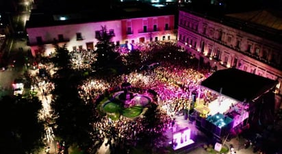 Plaza de Armas y Paseo Capital abarrotados por concierto. (ISABEL AMPUDIA)