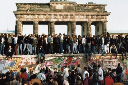En 1989 se celebraría la caída del Muro de Berlín y la apertura de la Puerta de Brandemburgo con la Novena sinfonía, dirigida por Leonard Bernstein. Imagen: AP