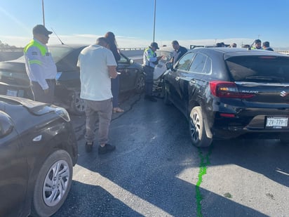 Autos involucrados en choque sobre el puente Tlahualilo de Gómez Palacio. 