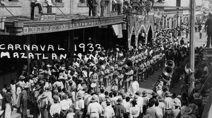 Carnaval de Mazatlán en 1933, amenizado por música de vientos. Imagen: INEHRM