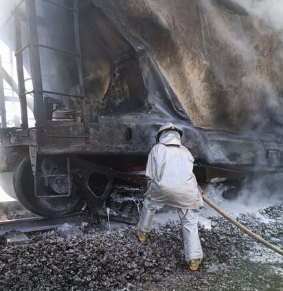 Cuerpos de emergencia combaten incendio. (EL SIGLO DE TORREÓN)