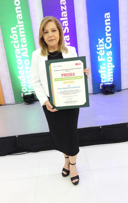 Gabriela Estrada Morales recibió reconocimiento por 50 años de trayectoria.