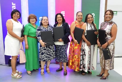 Araceli, Mireya, Liliana, María Teresa, Xóchitl, Angélica y Tere, les reconocieron sus 30 años de servicio.