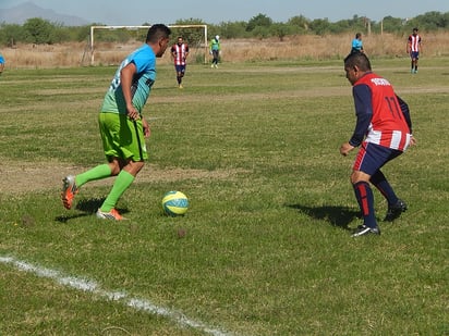 En la categoría Veteranos de la Liga Matías Román se buscan finalistas, por lo que los duelos del domingo, se esperan duros e intensos (ARCHIVO)