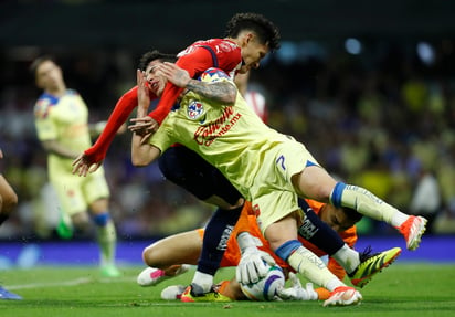 Alejandro Zendejas (frente) del América disputa un balón con Jesús Orozco (centro) y José Rangel del América, este sábado durante un partido de vuelta por las semifinales del torneo Clausura 2024 de la Liga MX, disputad en el estadio Azteca