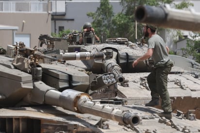 Soldados israelíes en tanques. (EFE)