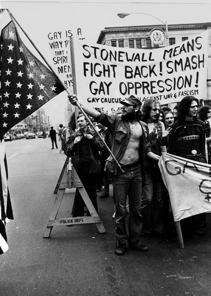 Protesta por la detención masiva de homosexuales en Stonewall Inn, en Nueva York. Imagen: Harvard Gazette