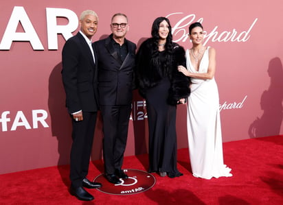 Alexander Edwards, el CEO de amfAR Kevin Robert Frost, Cher, y Demi Moore. (Foto: EFE)