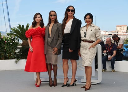 Selena Gomez, Zoe Saldana, Karla Sofia Gascon, y Adriana Paz. (Foto: EFE)