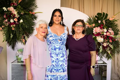 Lilia López Peña y María Concepción Rodríguez acompañaron a Paulina Machado en su despedida de soltera (EL SIGLO DE TORREÓN / ENRIQUE CASTRUITA)