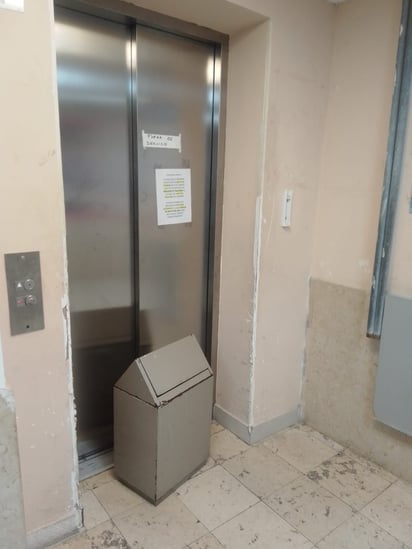 Además de las deficiencias en la climatización, otro problema es que desde hace un mes y medio sólo funciona un elevador. (Angélica Sandoval)