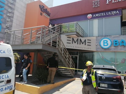 Muere hombre aplastado por el elevador de restaurante en Torreón, esposa resultó lesionada.  