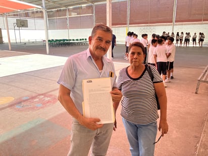 Teresa Saucedo y Miguel Sánchez son padres de familia y señalaron que presentarán una denuncia ante el Ministerio Público.  (Angélica Sandoval)