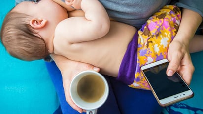 La cafeína pasa a leche materna y puede provocarle agitación e insomnio al bebé al igual que en los adultos.
