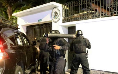 Intrusión forzada de agentes a la embajada de México en Ecuador para capturar al exvicepresidente Jorge Glas, quien se había refugiado ahí. Imagen: AFP